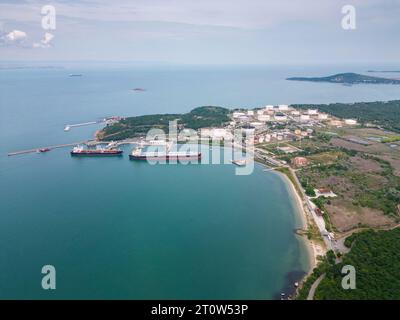 Una vista aerea di due petroliere vicino a un impianto di stoccaggio del petrolio sulle rive del Mar Nero in Bulgaria, che mostra l'industria marittima e costiera Foto Stock