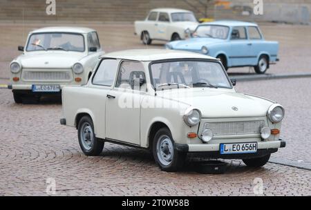 Lipsia, Germania. 9 ottobre 2023. Le auto di tipo Trabant sono parcheggiate ad Augustusplatz. I veicoli sono organizzati lì per le celebrazioni che commemorano il 9 ottobre 1989. Si sta svolgendo un festival della luce per commemorare la decisiva manifestazione del lunedì di Lipsia, che ha svolto un ruolo importante nel portare a un cambiamento politico nella RDT. Credito: Sebastian Willnow/dpa/ZB/dpa/Alamy Live News Foto Stock