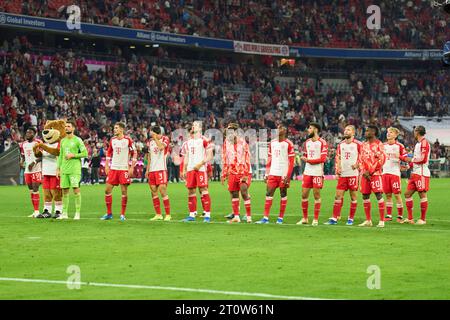 Monaco, Germania. 8 ottobre 2023. Il team FCB festeggia con i tifosi, la mascotte FCB Bernie, Maskottchen, Sven ULREICH, il portiere FCB 26, Leon GORETZKA, FCB 8 MinJae Kim, min-Jae Kim, FCB 3 Damien Fleury, fra Nr. 9 Kingsley Coman, FCB 11 Mathys Tel, FCB 39 Noussair Mazraoui, FCB 40 Konrad Laimer, FCB 27 Bouna SARR, FCB 20 Frans Krätzig, FCB 41 Leroy SANE, FCB 10 in azione nella partita FC BAYERN MUENCHEN - SC FREIBURG 3-0 l'8 ottobre 2023 a Monaco di Baviera, Germania. Stagione 2023/2024, 1.Bundesliga, FCB, München, giorno 7, 7.Spieltag Credit: Peter Schatz/Alamy Live News Credit: Peter Schatz/Alamy Live News Foto Stock