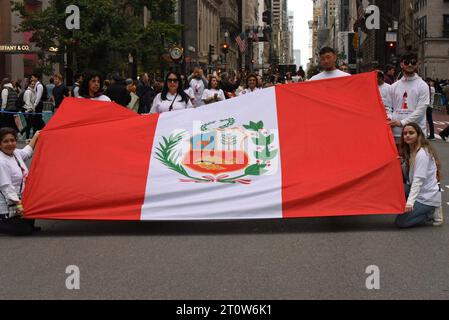 8 ottobre 2023, %G: (Nuovo) The Hispanic Day Parade. 8 ottobre 2023 New York City, New York, U S.&#XA;CityÃ¢â‚¬â„¢il grande mese del patrimonio ispanico di New York arriva ad ottobre, celebrando la cultura dei paesi che condividono un patrimonio ispanico. &#XA;foto: Bandiera peruviana.&#XA;credito: Victor M. Matos/Thenews2&#XA; (foto: Victor M. Matos/Thenews2/Zumapress) (immagine di credito: © Victor M. Matos/TheNEWS2 via ZUMA Press Wire) SOLO PER USO EDITORIALE! Non per USO commerciale! Foto Stock