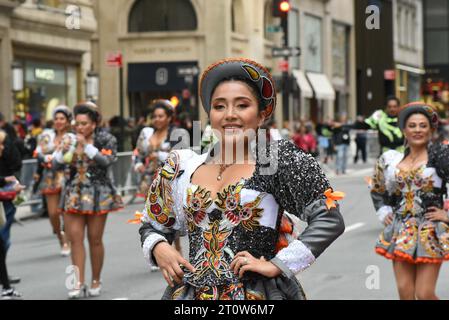 8 ottobre 2023, %G: (Nuovo) The Hispanic Day Parade. 8 ottobre 2023 New York City, New York, U S.&#XA;CityÃ¢â‚¬â„¢il grande mese del patrimonio ispanico di New York arriva ad ottobre, celebrando la cultura dei paesi che condividono un patrimonio ispanico. &#XA;foto: Peruvian Dancers on Fifth Avenue.&#XA;credito: Victor M. Matos/Thenews2&#XA; (foto: Victor M. Matos/Thenews2/Zumapress) (immagine di credito: © Victor M. Matos/TheNEWS2 via ZUMA Press Wire) SOLO PER USO EDITORIALE! Non per USO commerciale! Foto Stock