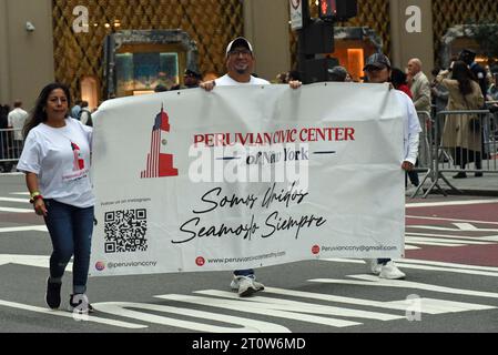 8 ottobre 2023, %G: (Nuovo) The Hispanic Day Parade. 8 ottobre 2023 New York City, New York, U S.&#XA;CityÃ¢â‚¬â„¢il grande mese del patrimonio ispanico di New York arriva ad ottobre, celebrando la cultura dei paesi che condividono un patrimonio ispanico. &#XA;foto: Peruvian Dancers on Fifth Avenue.&#XA;credito: Victor M. Matos/Thenews2&#XA; (foto: Victor M. Matos/Thenews2/Zumapress) (immagine di credito: © Victor M. Matos/TheNEWS2 via ZUMA Press Wire) SOLO PER USO EDITORIALE! Non per USO commerciale! Foto Stock