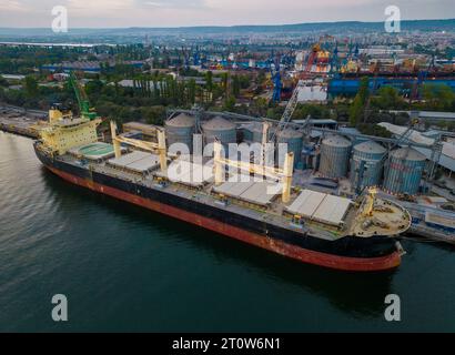 Vista aerea della grande nave da carico portarinfuse nel porto al tramonto, vista aerea Foto Stock