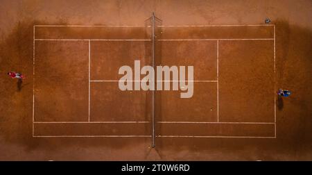 due persone che giocano a tennis sul campo da tennis, vista dall'alto verso il basso Foto Stock