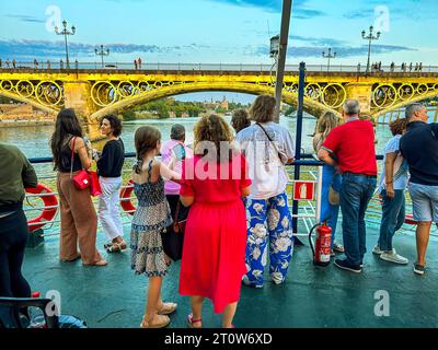 Siviglia, Spagna, gruppo di persone, turisti, in visita al "Canal Alfonso XIII" in barca turistica "Ponte di Triana" Foto Stock