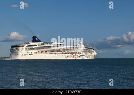 La nave da crociera Norwegian Cruise Line NORWEGIAN STAR parte dal porto di Southampton Regno Unito, destinazione: Cobh, Irlanda. Foto Stock