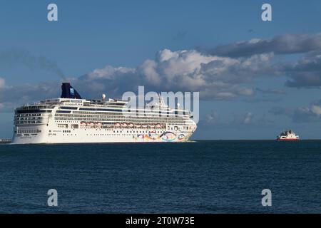 La nave da crociera Norwegian Cruise Line NORWEGIAN STAR parte dal porto di Southampton Regno Unito, destinazione: Cobh, Irlanda. Foto Stock