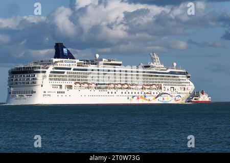 La nave da crociera Norwegian Cruise Line NORWEGIAN STAR parte dal porto di Southampton Regno Unito, destinazione: Cobh, Irlanda. Foto Stock