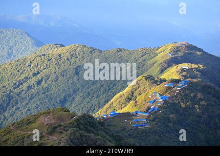 Vista aerea di Lodge e case da tè situate su una cresta alta 3550 m lungo il Mardi Himal Trek, Gandaki, Nepal Foto Stock