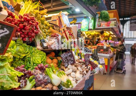 Verdure fresche e sane, verdure e frutta in una bancarella del mercato agricolo. Foto Stock