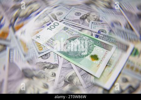 Banconota da 100 zloty polacchi isolata su banconote da 100 dollari statunitensi per scopi di progettazione Foto Stock