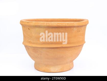 Vista ravvicinata di un grande vaso di argilla per piante isolate su sfondo bianco Foto Stock