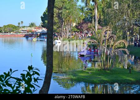 Città: São Paolo, Brasile, luglio 03, 2022: pedalò sul lago con il turista sulle rive, foto panoramica Foto Stock