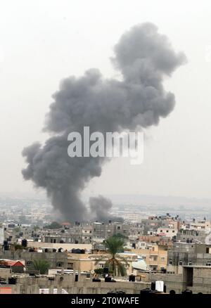 Rafah, Gaza. 9 ottobre 2023. Il fumo sale sopra gli edifici, nella Striscia di Gaza meridionale, a seguito di uno sciopero israeliano, lunedì 9 ottobre 2023. L'esercito israeliano ha detto di aver colpito più di 500 obiettivi nella Striscia di Gaza in scioperi notturni. Foto di Ismael Mohamad/UPI. Crediti: UPI/Alamy Live News Foto Stock