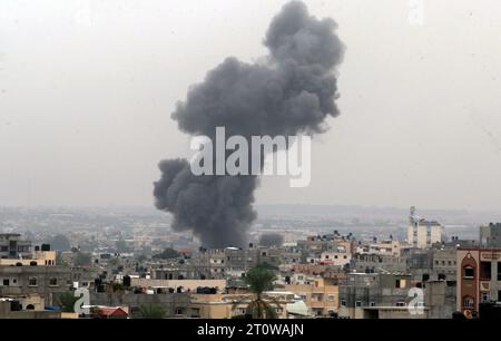 Rafah, Gaza. 9 ottobre 2023. Il fumo sale sopra gli edifici, nella Striscia di Gaza meridionale, a seguito di uno sciopero israeliano, lunedì 9 ottobre 2023. L'esercito israeliano ha detto di aver colpito più di 500 obiettivi nella Striscia di Gaza in scioperi notturni. Foto di Ismael Mohamad/UPI. Crediti: UPI/Alamy Live News Foto Stock