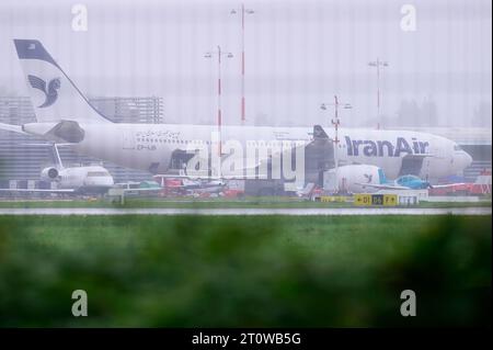 Amburgo, Germania. 9 ottobre 2023. Un aereo Iran Air si trova all'aeroporto di Amburgo. A causa della minaccia di un attacco a un aereo iraniano da Teheran, le operazioni di volo all'aeroporto di Amburgo sono state completamente sospese. Crediti: Jonas Walzberg/dpa/Alamy Live News Foto Stock