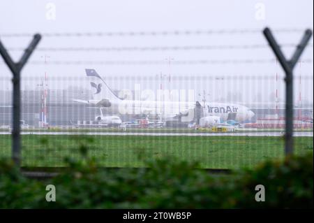 Amburgo, Germania. 9 ottobre 2023. Un aereo Iran Air si trova all'aeroporto di Amburgo. Le operazioni di volo all'aeroporto di Amburgo, che sono state sospese a causa della minaccia di un attacco a un aereo iraniano da Teheran, sono riprese. (A dpa: "Ripresa del traffico aereo all'aeroporto di Amburgo") credito: Jonas Walzberg/dpa/Alamy Live News Foto Stock