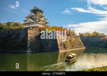 Barca turistica nel fossato del castello di Osaka a Kansai, Osaka, Giappone Foto Stock