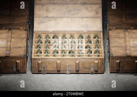 Scatole militari in legno piene di granate. I contenitori delle munizioni sono impilati uno accanto all'altro, con ogni scatola contenente un nu significativo Foto Stock