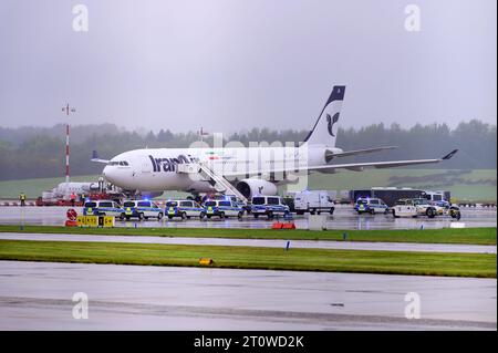 Amburgo, Germania. 9 ottobre 2023. Un aereo Iran Air si trova all'aeroporto di Amburgo. Le operazioni di volo all'aeroporto di Amburgo, che sono state sospese a causa della minaccia di un attacco a un aereo iraniano da Teheran, sono riprese. Crediti: Jonas Walzberg/dpa/Alamy Live News Foto Stock