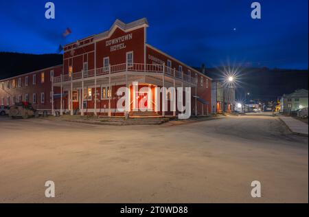 Dawson City, Yukon, Canada – 5 ottobre 2023: Esterno dello storico Downtown Hotel la mattina presto Foto Stock