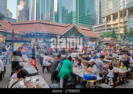 Una folla di clienti felici che mangiano fuori nella cosiddetta Satay Street fuori dal Lau Pa Sat Hawker Center, Singapore, Sud-Est Asiatico Foto Stock