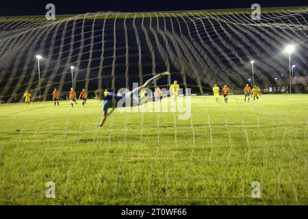 Dietro il gol del calcio, per un rigore, il portiere che si tuffa, ma ancora un gol al W&CFC , Hitherroft SPORTS pak, Wallingford, Regno Unito Foto Stock