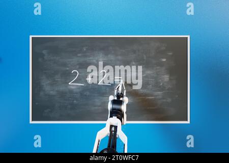 Concetto di fantascienza del robot futuristico avanzato che scrive semplici equazioni matematiche. Foto Stock