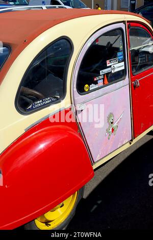 Multicolore personalizzato Citroen 2CV, ancora forte 32 anni dopo la fine della produzione. Il modello è stato introdotto per la prima volta nel Regno Unito nel 1955. Foto Stock