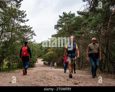 Overasselt, Paesi Bassi. 8 ottobre 2023. Persone di tutte le età sono viste camminare lungo la natura. Questo fine settimana, il tempo era perfetto per una passeggiata. L'autunno è sempre un bel periodo dell'anno per esplorare la campagna olandese e fare il pieno di sangue partecipando a un'escursione piacevole o vivace. Credito: SOPA Images Limited/Alamy Live News Foto Stock