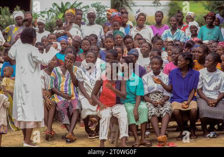 Liberia, Sierra Leone di confine; programma di assistenza sanitaria. Dopo la guerra civile, le donne ottengono aiuto e informazioni sull'AIDS, problemi sanitari e overcom Foto Stock