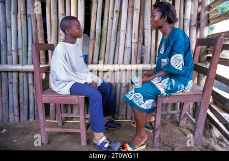 Liberia, confine con la Sierra Leone; l'ex soldato bambino traumatizzato durante la guerra civile riceve un aiuto psicologico. Foto Stock