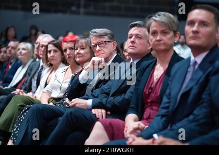 Lord Peter Mandelson (al centro) ascolta mentre la cancelliera ombra Rachel Reeves pronuncia il suo discorso principale alla Conferenza del Partito Laburista a Liverpool. Data immagine: Lunedì 9 ottobre 2023. Foto Stock