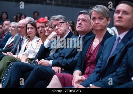 Lord Peter Mandelson (al centro) ascolta mentre la cancelliera ombra Rachel Reeves pronuncia il suo discorso principale alla Conferenza del Partito Laburista a Liverpool. Data immagine: Lunedì 9 ottobre 2023. Foto Stock