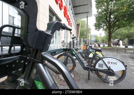 Velocity Siegerland. Elektro Fahrraeder Fahrräder, e Bikes stehen in der Siegener Innenstadt und werden geladen an der dafuer dafür vorgesehenen Ladestation geladen. E Bikes im Siegerland AM 09.10.2023 a Siegen/Deutschland. *** Velocity Siegerland Elektro Fahrraeder Bicycles , e Bikes si trovano nel centro di Siegen e vengono caricate presso la stazione di ricarica designata e Bikes im Siegerland il 09 10 2023 a Siegen in Germania Foto Stock