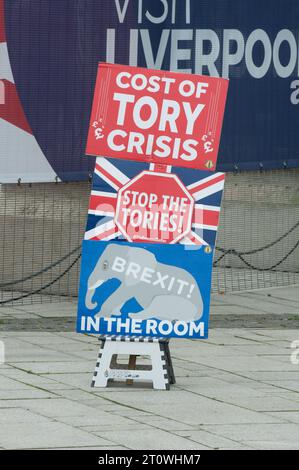 Liverpool, Regno Unito. 9 ottobre 2023. I manifestanti e la conferenza del partito laburista al di fuori del partito il secondo giorno presso l'arena e il centro conferenze della M&S Bank. (Terry Scott / SPP) credito: SPP Sport Press Photo. /Alamy Live News Foto Stock