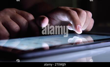 Uomo d'affari che controlla il report finanziario sullo schermo di un tablet digitale. Concetto di business e commercio globale. Primo piano Foto Stock