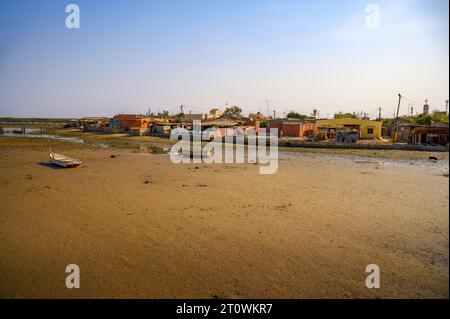 Joal Fadiouth, Senegal, offre la tranquilla vista del villaggio dal ponte sull'oceano Foto Stock