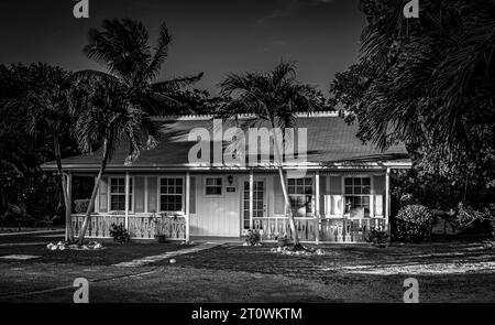 Grand Cayman, Isole Cayman, 17 novembre 2016, casa in stile caraibico nel quartiere di West Bay Foto Stock