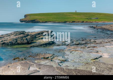 Marwick Head e il Kitchener Memorial alle Orcadi, in Scozia Foto Stock