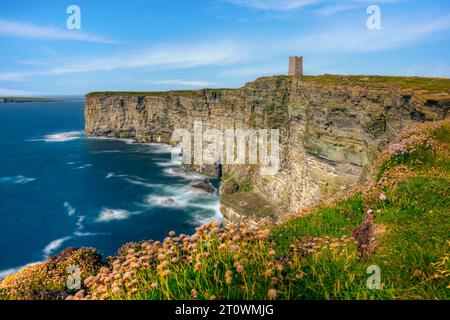 Marwick Head e il Kitchener Memorial alle Orcadi, in Scozia Foto Stock