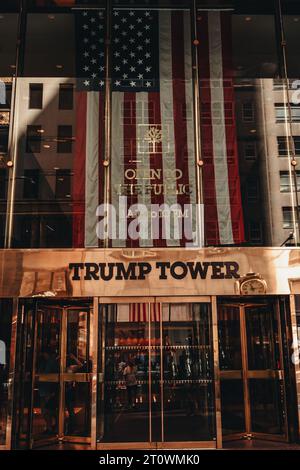 Logo dorato della TRUMP TOWER sulla 5th Avenue a Manhattan, New York USA. Residenza del presidente eletto Donald Trump Foto Stock