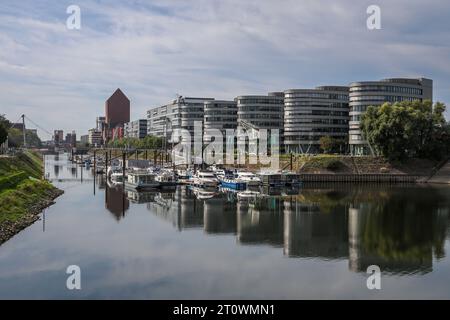 Duisburg, regione della Ruhr, Renania settentrionale-Vestfalia, Germania - porto interno di Duisburg. Marina Duisburg, il porticciolo nel porto interno di fronte al Five Boa Foto Stock