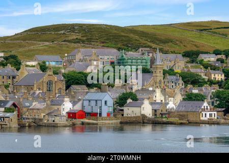 La città vecchia di Stromness con il suo terminal dei traghetti a Orcadi, in Scozia. Foto Stock