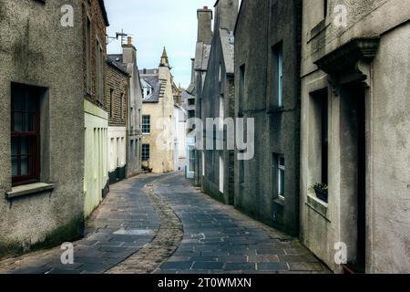 La città vecchia di Stromness con il suo terminal dei traghetti a Orcadi, in Scozia. Foto Stock