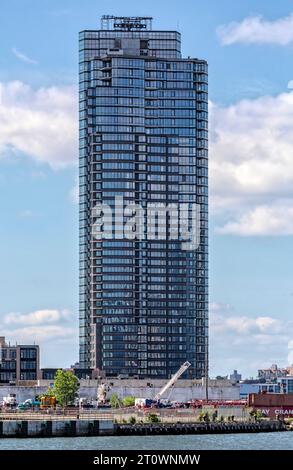 Il Greenpoint, una torre di appartamenti a 40 piani al 21 di India Street, e' una recente aggiunta (in costruzione, qui) allo skyline di Brooklyn. Foto Stock