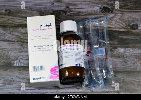 Cairo, Egitto, 1 ottobre 2023: Curam 457 mg per 5 ml (amossilina 400 mg e clavulanato di potassio 57 mg per 5 ml), comb. di antibiotici ad ampio spettro Foto Stock