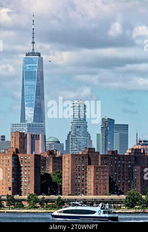 Con Lower Manhattan come sfondo e East River Ferry in primo piano, gli alti edifici in mattoni della comunità residenziale di Stuyvesant Town. Foto Stock