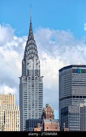 Il Chrysler Building, icona Art Deco di New York, fotografato nel 2018 prima che la Vanderbilt superalta salisse, affollando lo skyline. Foto Stock