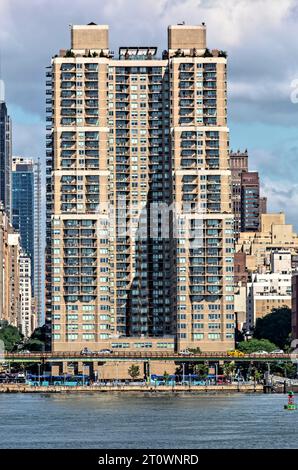 View 34 e' un alto edificio residenziale con balconi e due ali terrazzate che si affacciano sull'East River in East 34th Street a Murray Hill. Foto Stock